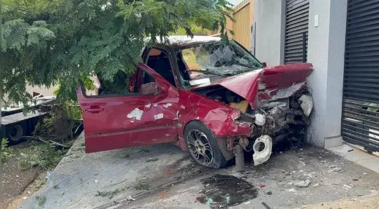 Acidente entre dois carros e moto deixa quatro feridos em Arapongas