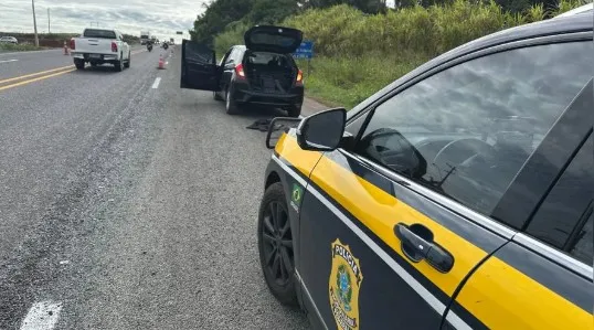 PRF apreende quase 500 quilos de maconha em carro roubado na BR-369, em Arapongas