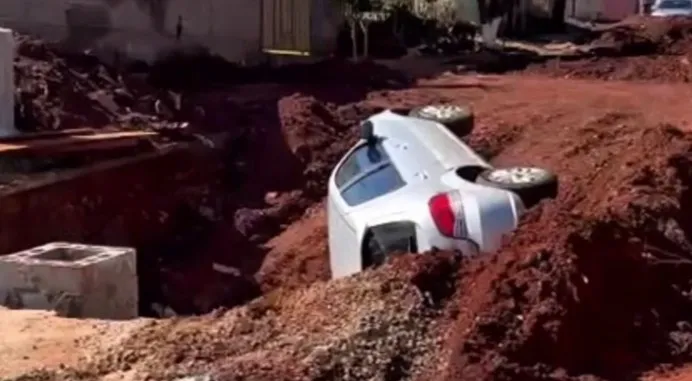 Carro cai em escavação de obra e fica parcialmente tombado em Arapongas