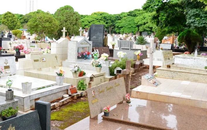 Polícia apura denúncias de desaparecimento de túmulos no Cemitério Municipal de Arapongas