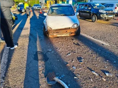 Câmera registra colisão entre dois carros em avenida de Apucarana