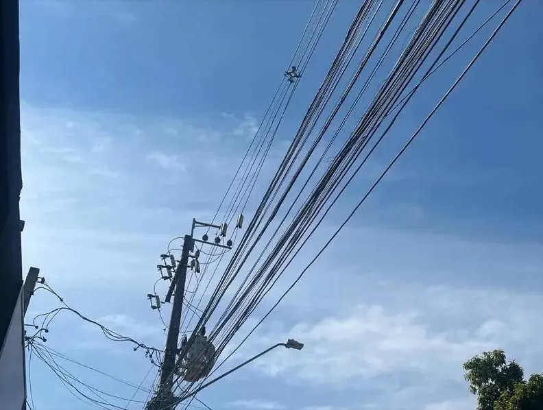 Londrina lança operação para remover fios inutilizados e organizar rede de postes