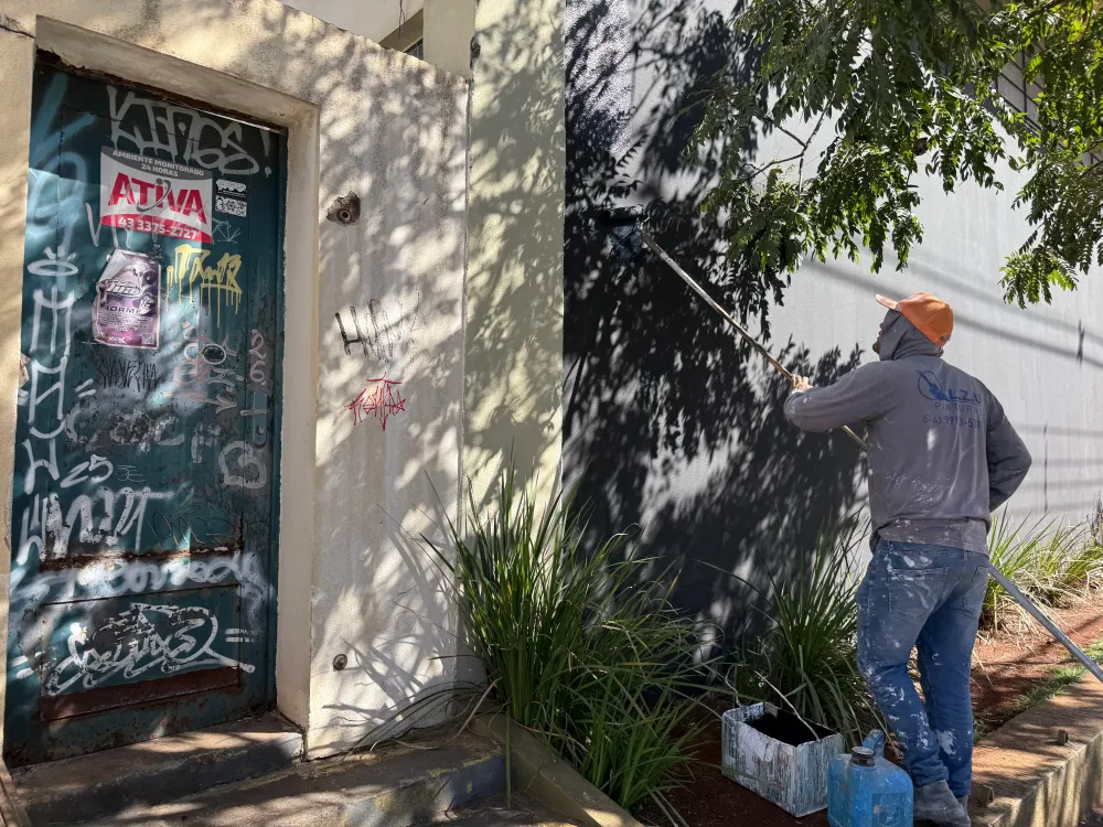 Antiga sede de igreja é alvo de pichação com ofensas no centro de Londrina