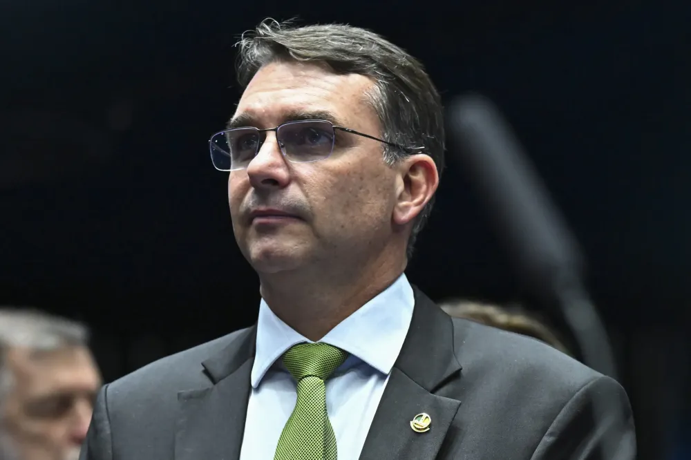 Crescimento de Flávio Bolsonaro muda cenário e acende alerta em aliados de Lula