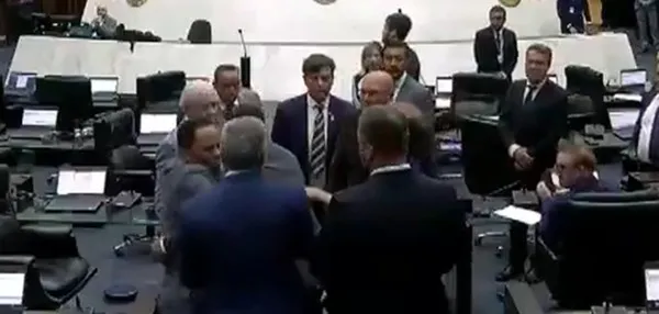 Bate-boca entre deputados marca sessão na Assembleia do Paraná