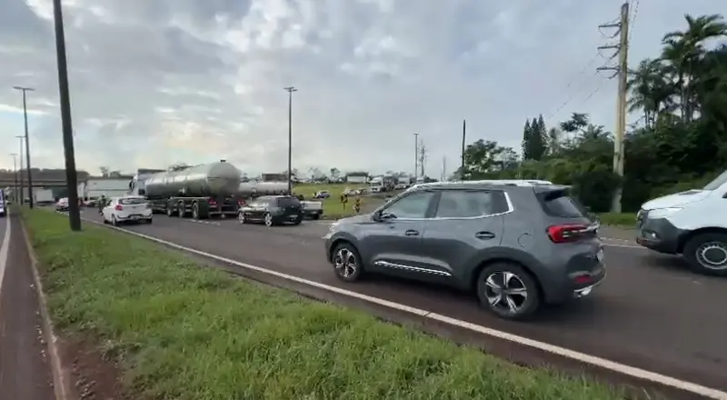 Carreta tombada complica trânsito na BR-369 entre Londrina e Cambé