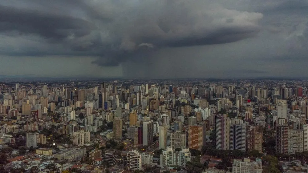Alerta de tempestade segue ativo nesta segunda-feira no Paraná, com risco de granizo