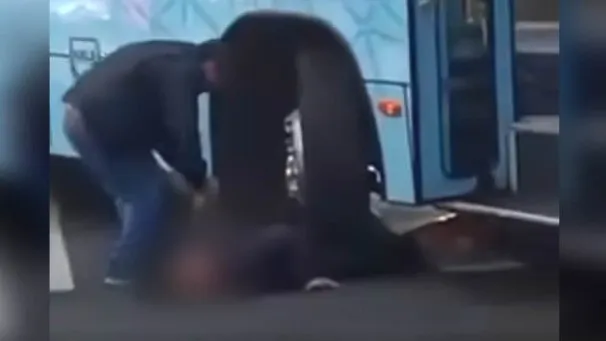 Mulher fica ferida após ser atropelada por ônibus no Centro de Londrina