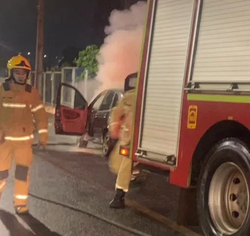 Veículo é destruído por incêndio no Núcleo João Paulo, em Apucarana